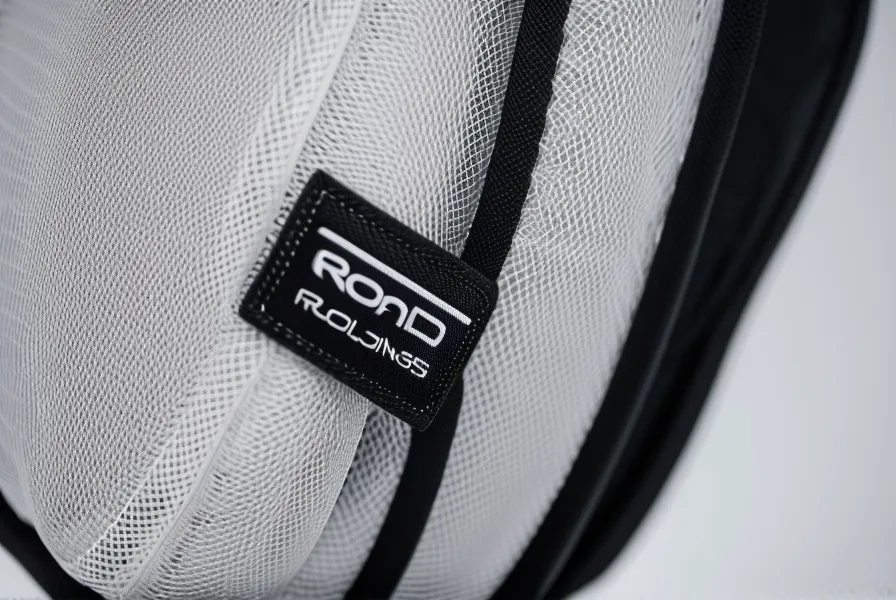 Nahaufnahme einer Roland Mesh-Head Snare mit Drumsticks